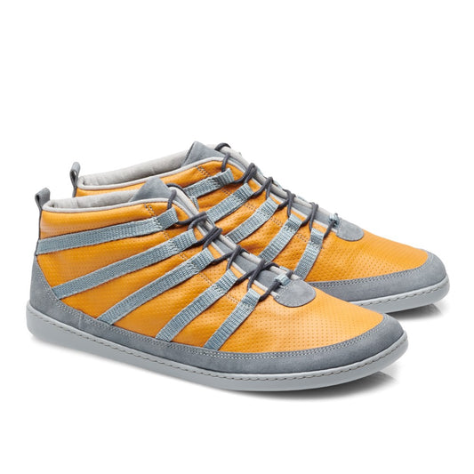 Wir präsentieren die High-Top-Sneaker SPARQ Mid Yellow von ZAQQ, eine stilvolle Kombination aus leuchtendem Orange und grauen Akzenten. Diese Schuhe aus hochwertigem Nappaleder verfügen über ein einzigartiges Schnürdesign mit grauen Riemen und perforierter Textur. Sie sitzen auf einer hellgrauen Sohle, die perfekt für jedes Abenteuer ist.