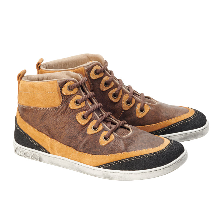 Die ZAQQ CINQO Brown High-Top-Sneaker bestechen durch eine luxuriöse Nappaleder-Textur in Braun und Hellbraun, aufgewertet durch schwarze Akzente an Zehenkappe und Ferse. Diese modischen Schuhe haben weiße Sohlen, braune Schnürsenkel und eine praktische Schlaufe an der Rückseite für bequemes Tragen.