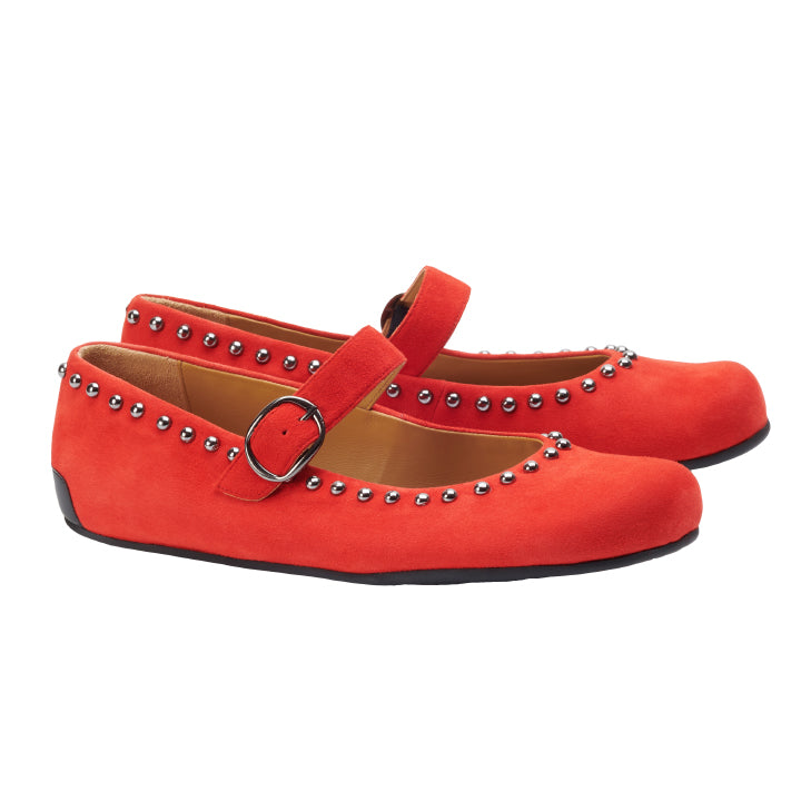 Ein Paar ZAQQ DIEQO Red Mary Jane Schuhe aus Veloursleder mit silbernen Nieten an den Rändern und einem dekorativen Schnallenriemen. Diese stylischen Barfußschuhe haben schwarze Sohlen und verleihen einem klassischen Design eine moderne Note.