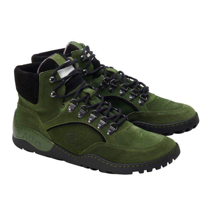 Erleben Sie abenteuertaugliches Schuhwerk mit den wasserdichten High-Top-Wanderstiefeln ZAQQ TREQ Green. Diese stylischen Stiefel haben schwarze Schnürsenkel, Metallösen und eine strapazierfähige, robuste Sohle. Sie sind aus Wildleder oder Nubuk gefertigt und haben ein elegantes Design mit dem unverwechselbaren Logo der Marke an der Seite.