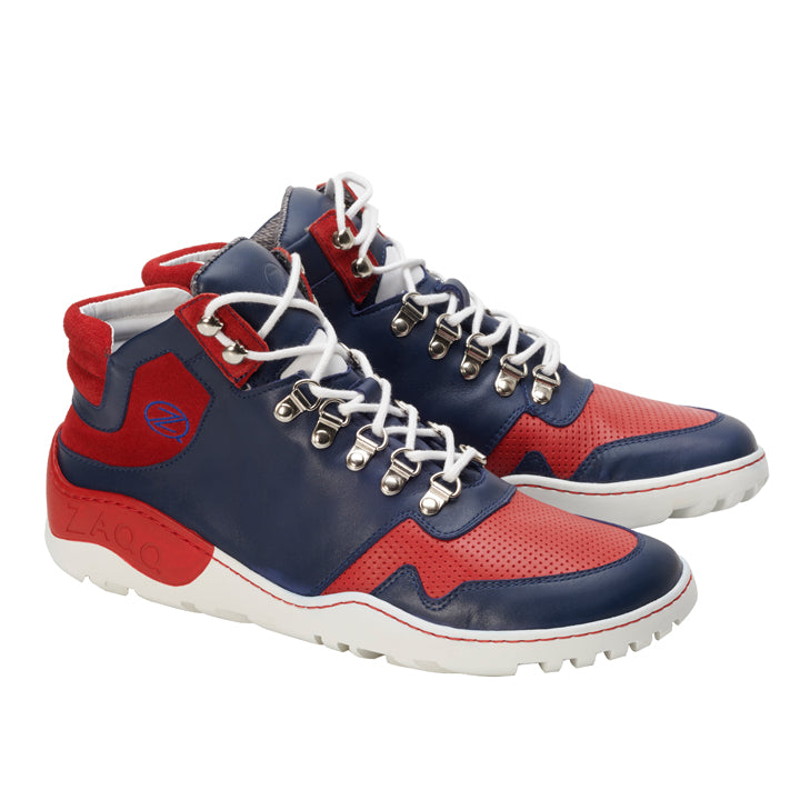 Wir präsentieren die wasserdichten VAQATION Red High-Top-Sneaker von ZAQQ. Diese stylischen Schuhe bestechen durch ein leuchtendes Rot, Marineblau und Weiß und sind mit der charakteristischen ZAQQ TERRA Sohle ausgestattet. Sie verfügen über weiße Schnürsenkel, Metallösen und perforierte Details auf den roten Abschnitten. Die weiße Außensohle ist mit strukturierten Griffen versehen, um die Traktion zu verbessern.