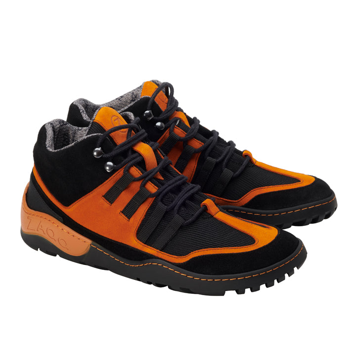 Diese stylischen High-Top-Sneaker, die SQOUT Black Orange Waterproof von ZAQQ, kombinieren schwarze und orange Wildlederakzente mit robustem schwarzem Mesh-Gewebe und dicken schwarzen Sohlen und sind damit perfekt für abenteuerliche Ausflüge. Mit ihrer einzigartigen Schnürung und der strukturierten Knöchelpolsterung bieten sie einen Hauch von Outdoorschuh-Flair und bleiben dabei im Trend.