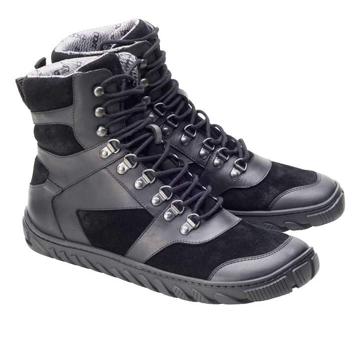 Die wasserdichten High-Top-Wanderstiefel EXPLORER Black von ZAQQ bieten ein robustes Design mit dicken Sohlen, Metallösen und Haken für Schnürsenkel. Diese Stiefel aus Leder und Wildleder verfügen über ein kuscheliges Innenfutter und eignen sich aufgrund ihrer wasserdichten Eigenschaften perfekt für Outdoor-Aktivitäten.