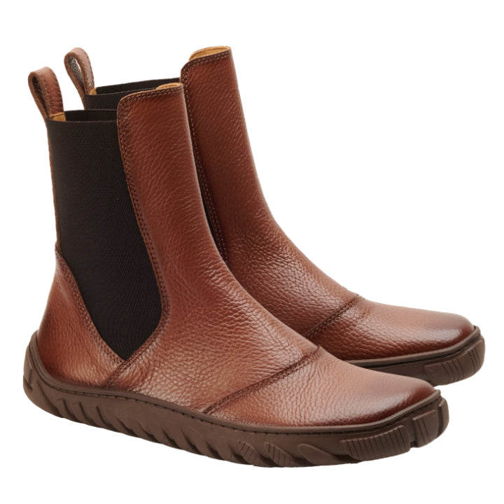 Die ZAQQ ELASTIQ Brown Chelsea Boots bestechen durch hochwertiges Nappaleder, ergänzt durch schwarze elastische Seitenteile und robuste dunkle Sohlen. Diese Stiefel sind auf Komfort ausgelegt und verfügen über Zuglaschen an der Rückseite für müheloses Tragen.