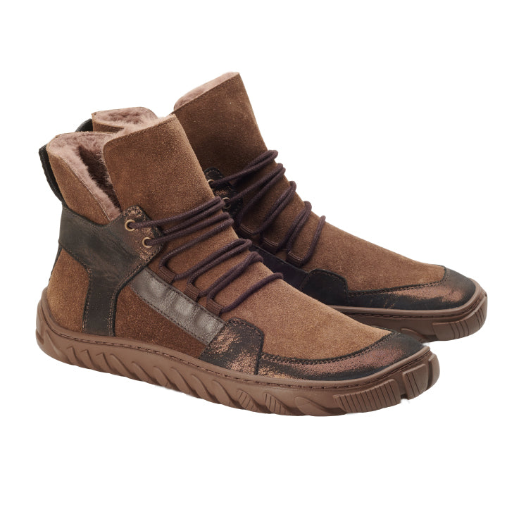 Der ALPIQ Winter Bronze von ZAQQ ist ein brauner High-Top-Sneaker aus Veloursleder und Leder. Mit dunkelbraunen Akzenten, dicken Sohlen und einem Schnürdesign verfügen sie über eine Winterfütterung für zusätzliche Wärme in der kalten Jahreszeit.