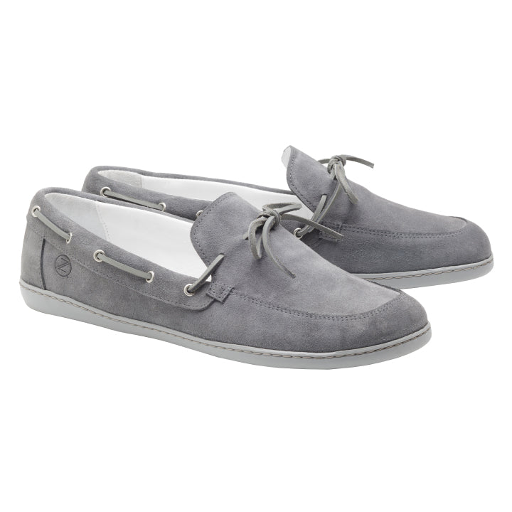 Entdecken Sie den bequemen und entspannten Stil der ZAQQ QEA Velours Grey Mokassins. Diese aus hochwertigem Veloursleder gefertigten Schuhe verfügen über dekorative Schnürsenkel und Nähte sowie seitliche Details und ein weißes Innenfutter, was sie perfekt für den täglichen Gebrauch macht.