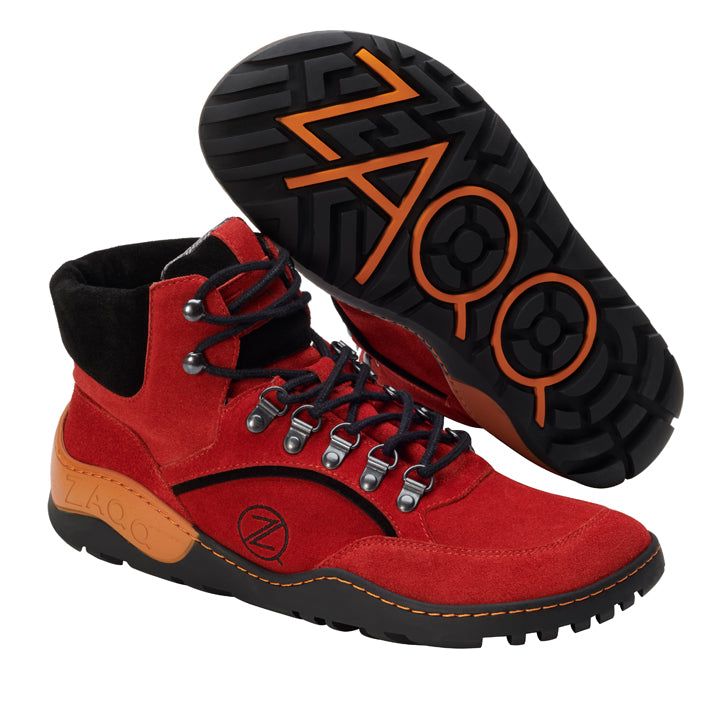 Die TERRAQ Orange Waterproof Wanderschuhe von ZAQQ sind in Rot mit schwarzen Schnürsenkeln gestaltet und verfügen über die unverwechselbare ZAQQ TERRA-Sohle. Das Markenlogo ist an den Seiten und Sohlen deutlich zu erkennen, und diese Barfußschuhe haben orangefarbene Akzente an Ferse und Sohle. Mit einem robusten Profil sorgen sie bei Ihren Outdoor-Abenteuern für einen sicheren Schritt.