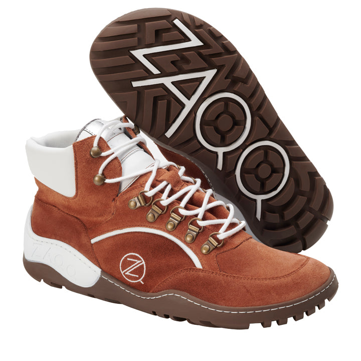 Wir präsentieren den TREQ Cognac Waterproof von ZAQQ, einen High-Top-Sneaker in Braun und Weiß mit Wildlederfinish und markantem Logo. Dieser wasserdichte Schuh verfügt über ein raffiniertes Schnürsystem und eine Sohle mit Zickzackmuster für verbesserte Traktion, was ihn ideal für Outdoor-Abenteuer macht.