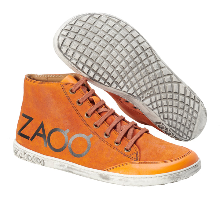 Die ZAQQ SQYLA Orange High-Top-Sneaker haben ein auffälliges Logo an der Seite, orangefarbene Schnürsenkel und eine strukturierte weiße Sohle. Auf dem Bild steht ein Sneaker aufrecht und zeigt die Seitenansicht, während der andere geneigt ist, um das Sohlenmuster zu zeigen. Ideal für alle, die ihrer Sneaker-Kollektion stilvollen Komfort hinzufügen möchten.