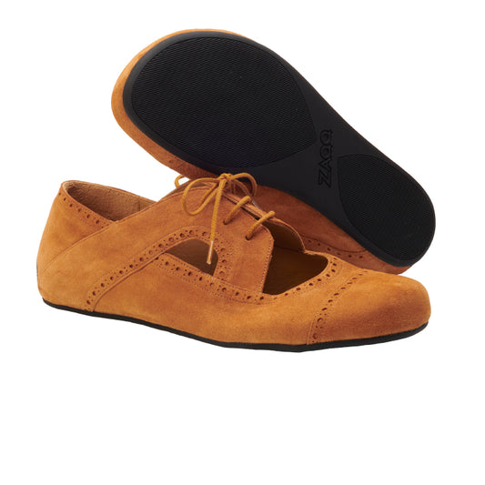 Ein Paar stilvolle QASUAL Oxford-Schuhe aus braunem Wildleder von ZAQQ mit schwarzen Gummisohlen und elegantem Design. Diese Schuhe aus Veloursleder zeichnen sich durch Ausschnittmotive und Schnürverschlüsse aus. Ein Schuh liegt flach, während der andere auf der Ferse steht und die Sohle und den Markennamen ZAQQ zeigt.