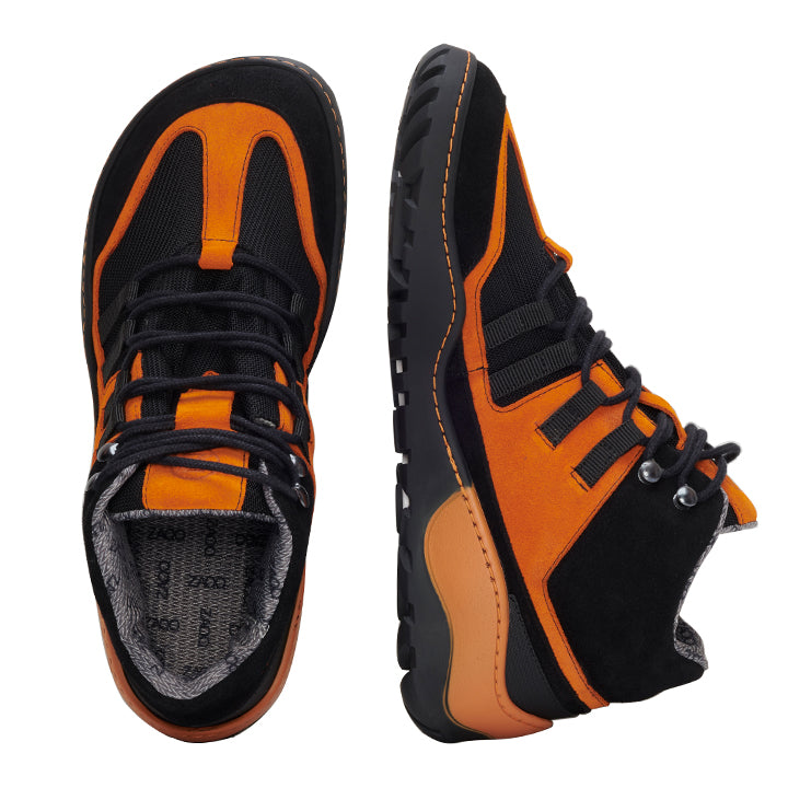 Von oben und von der Seite sind zwei wasserdichte SQOUT Black Orange Sneaker von ZAQQ zu sehen, mit einer strukturierten Sohle und einer Kombination aus Wildleder und Mesh-Materialien. Diese orange-schwarzen Schuhe mit schwarzen Schnürsenkeln bieten einen sportlichen, stylischen Look, der perfekt für Ihre abenteuerlichen Eskapaden ist.