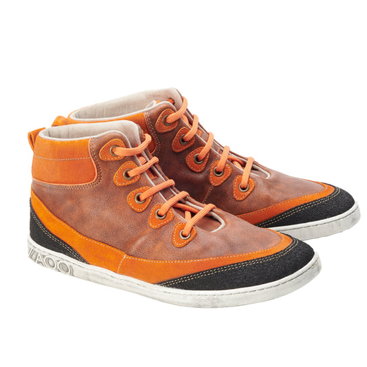 Diese ZAQQ CINQO Orange High-Top-Sneakers bestechen durch orangefarbenes und braunes Leder mit leuchtend orangefarbenen Schnürsenkeln, ergänzt durch strahlend weiße Sohlen. Die dekorativen schwarzen Patches akzentuieren die Zehenkappen und Fersen und machen sie zu einem stilvollen Must-have.