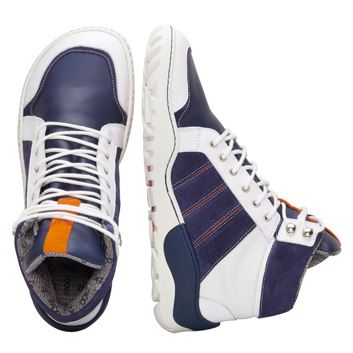 Die MONTBLANQ Blue White Waterproof Sneaker von ZAQQ sind ein stilvolles Paar High-Tops mit einer Mischung aus marineblauen, weißen und orangefarbenen Akzenten. Sie sind aus hochwertigem Nappaleder gefertigt und verfügen über dicke weiße Schnürsenkel und eine strukturierte ZAQQ TERRA Sohle für besseren Halt. Ein Schuh wird aufrecht präsentiert, während der andere geneigt ist, um das elegante Design hervorzuheben.