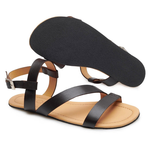 Diese dunkelbraunen Ledersandalen aus Nappaleder haben zwei Riemen auf der Vorderseite und einen Knöchelriemen mit Schnalle. Die strukturierte, rutschfeste Sohle im Hintergrund ergänzt ihren eleganten Look und macht sie ideal für sowohl lässige als auch elegante Stile. Das Produkt trägt den Namen NIQ Dark Brown und wird von ZAQQ angeboten.