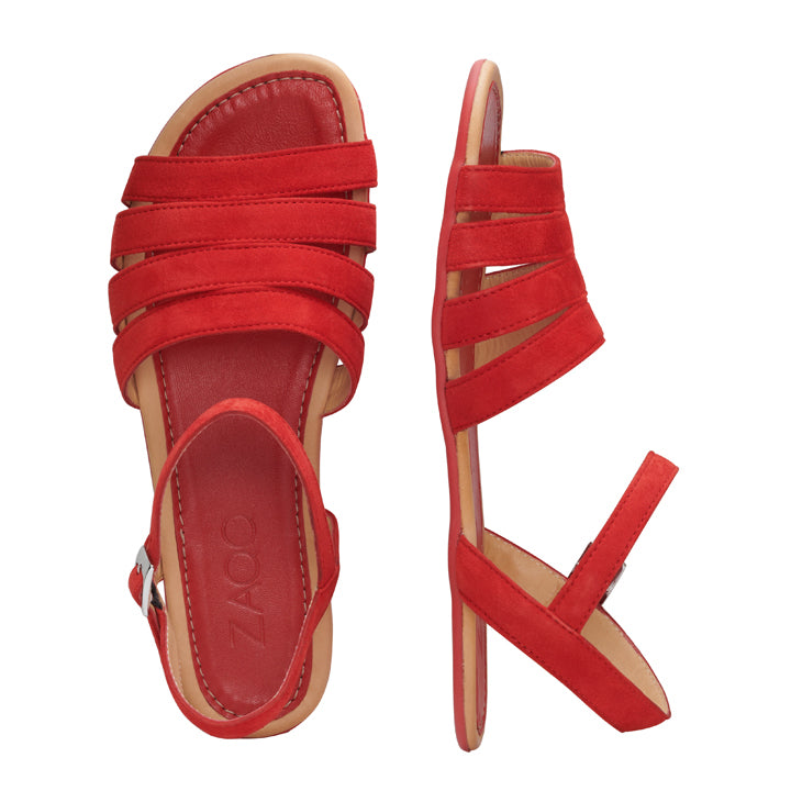 Die QEIRA Red Sandalen von ZAQQ aus Veloursleder haben mehrere Riemen und einen Schnallenverschluss an einer Seite. Diese barfuß inspirierten Schuhe werden von oben und von der Seite vor einem weißen Hintergrund präsentiert und verfügen über eine flache Kautschuksohle für zusätzlichen Stil.