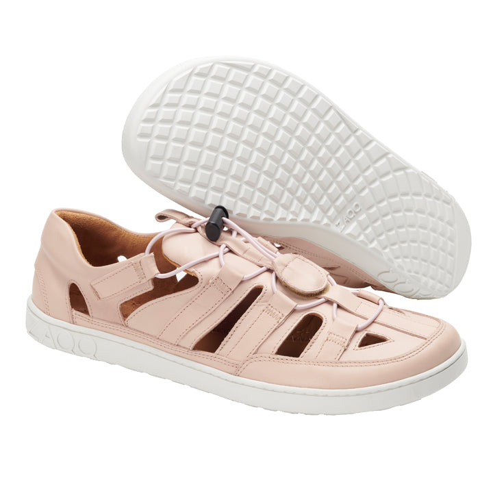 Wir präsentieren die ZAQQ QLEAR Light Pink: ein stilvolles Paar hellrosa Sandalen mit weißer Sohle, mehreren Riemen und einem praktischen Knebelverschluss. Eine Sandale steht aufrecht, während die andere geneigt ist, um ihr griffiges Sohlenmuster zur Geltung zu bringen, was sie perfekt für Outdoor-Abenteuer macht.