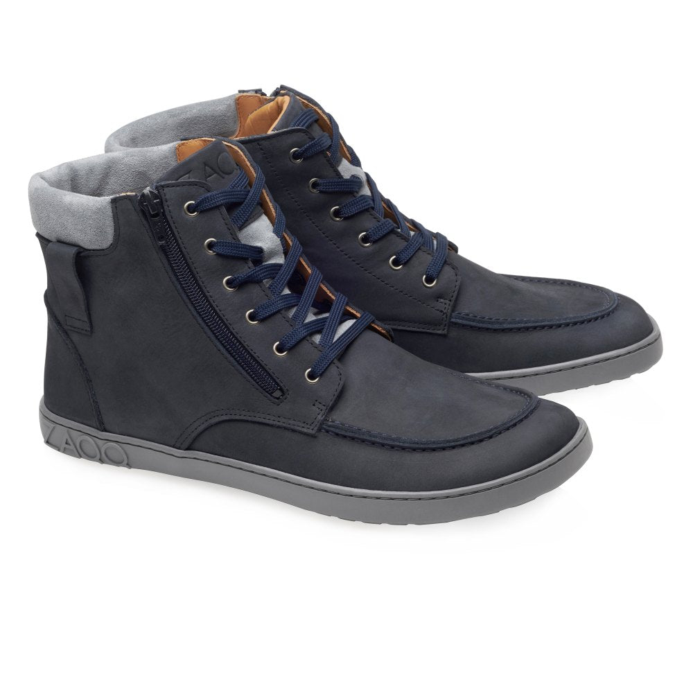 Wir präsentieren den ROQA Cloud von ZAQQ, ein Paar marineblaue High-Top-Sneaker aus hochwertigem Leder. Diese komfortorientierten Sneaker verfügen über graue Sohlen, blaue Schnürsenkel, seitliche Reißverschlüsse und grau gepolsterte Kragen für mehr Komfort.