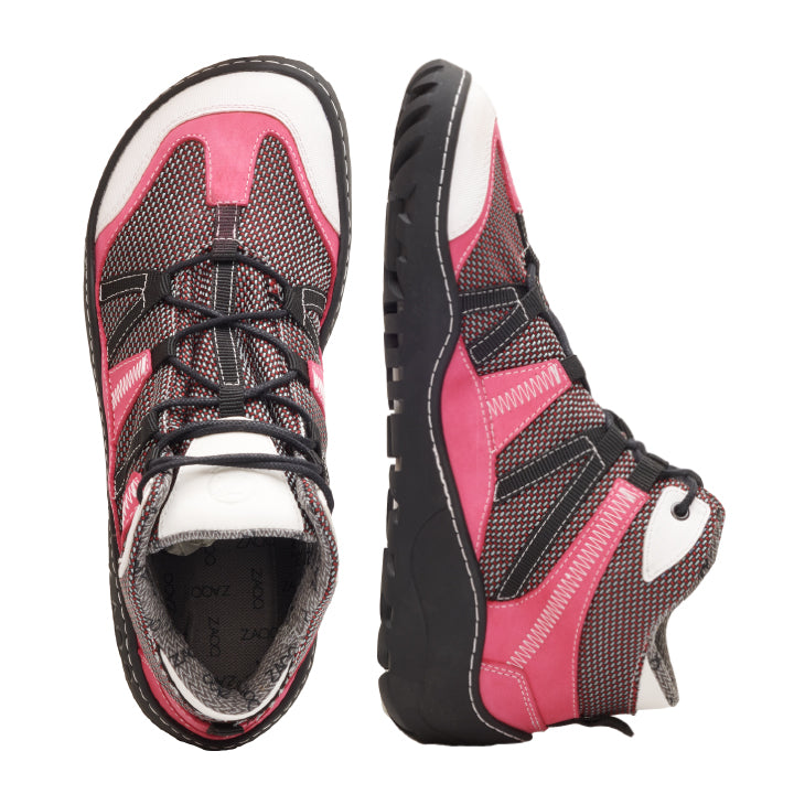 Ein Paar wasserdichte Wanderschuhe RUQQ Rosa von ZAQQ mit sportlichen Farbakzenten in Pink, Schwarz und Weiß mit Mesh-Design und schwarzen Schnürsenkeln. Diese Outdoor-Barfußschuhe haben eine rutschfeste Sohle und werden sowohl von der Seite als auch von oben präsentiert.