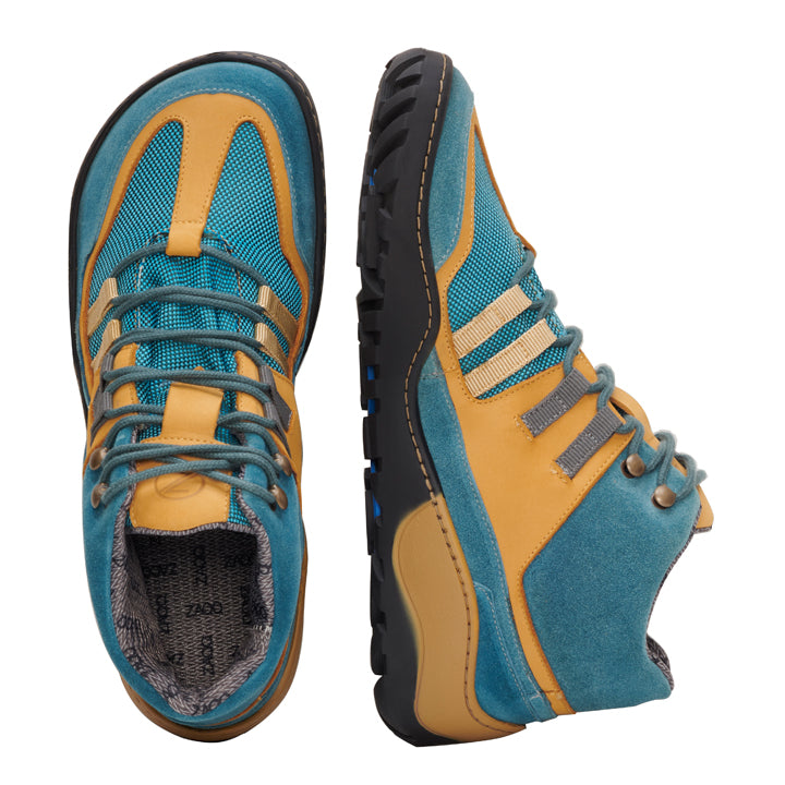 Wir präsentieren die SQOUT Blue Orange Waterproof von ZAQQ, ein lebhaftes Paar Wanderschuhe mit einem auffälligen blau-orangefarbenen Design. Diese wasserdichten Schuhe verfügen über eine dicke Sohle mit ausgezeichnetem Grip und einen Schnürverschluss. Ein Schuh wird aufrecht präsentiert, während der andere auf der Seite liegt, wodurch das komplizierte Sohlenmuster hervorgehoben wird.