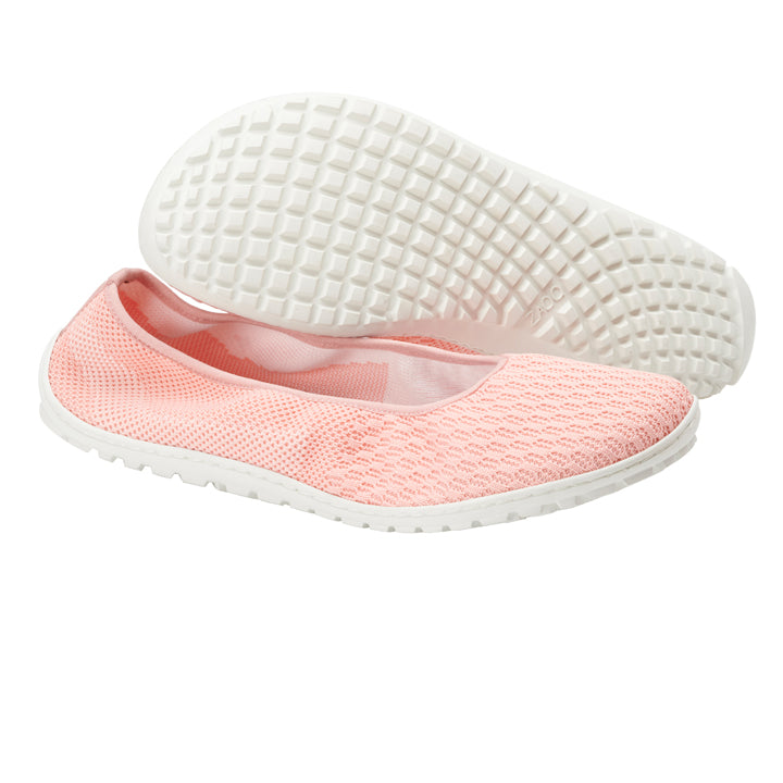 Die SUQAR Lightpink Sneaker von ZAQQ haben ein Obermaterial aus Mesh-Gewebe in einem rosa Farbton und eine weiße strukturierte Sohle. Ein Sneaker steht aufrecht, während der andere seine Sohle hervorhebt.