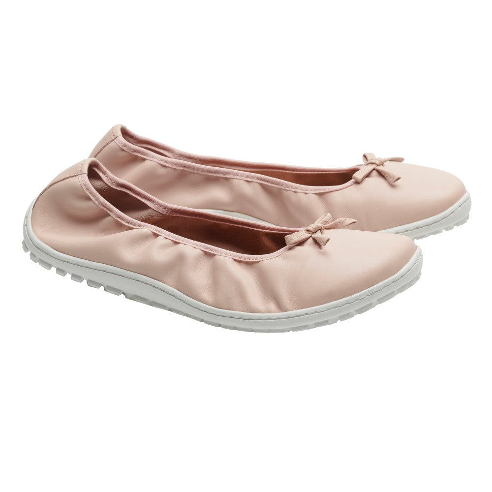 Die SUQAR Nude von ZAQQ sind hellrosa Ballerinas mit femininem Touch und kleinen Schleifen auf der Vorderseite. Sie sind aus weichem Nappaleder gefertigt, haben weiße, strukturierte Sohlen und ein glattes, schlichtes Design.