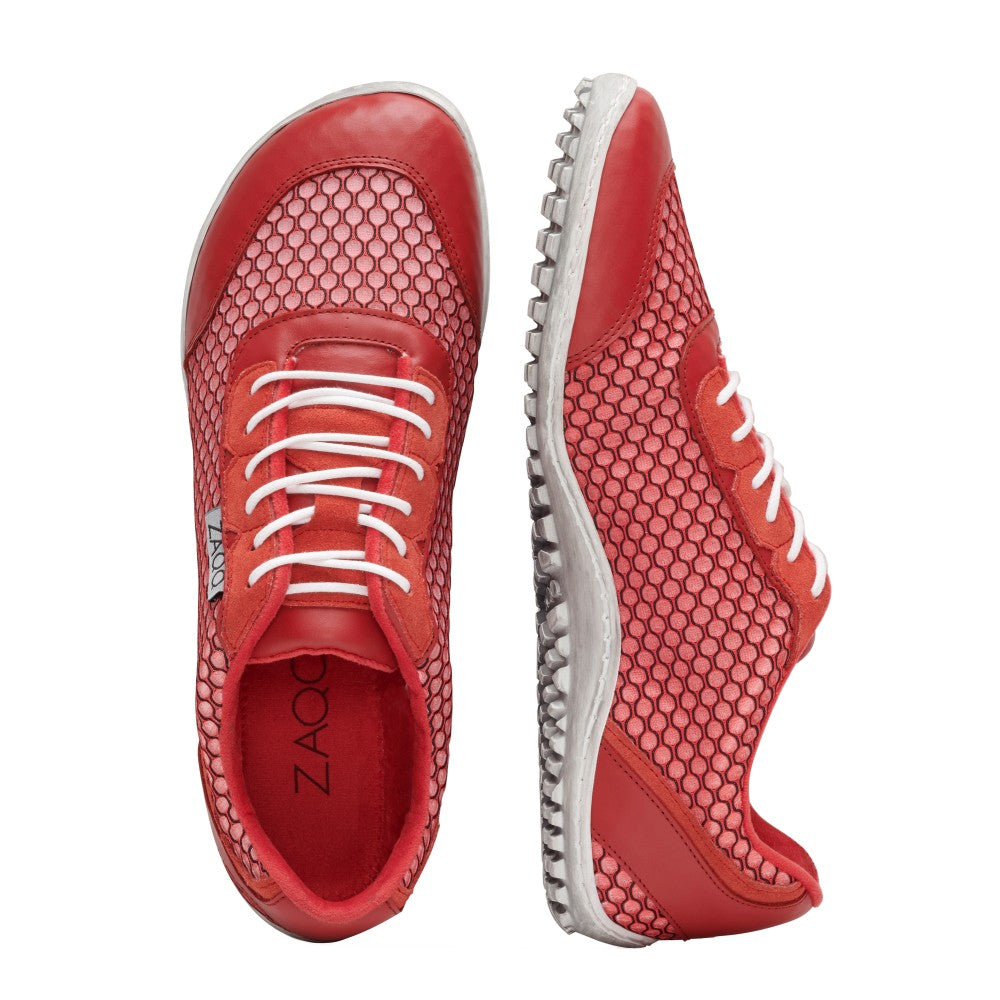 Die ZAQQ TOQIO Red Sneaker zeichnen sich durch ein ultramodernes Design mit weißen Schnürsenkeln und einem atmungsaktiven Mesh-Muster aus. Diese Schuhe haben eine strukturierte weiße Sohle, die von oben und von der Seite wunderschön eingefangen wird, um ihr schlankes Design hervorzuheben.