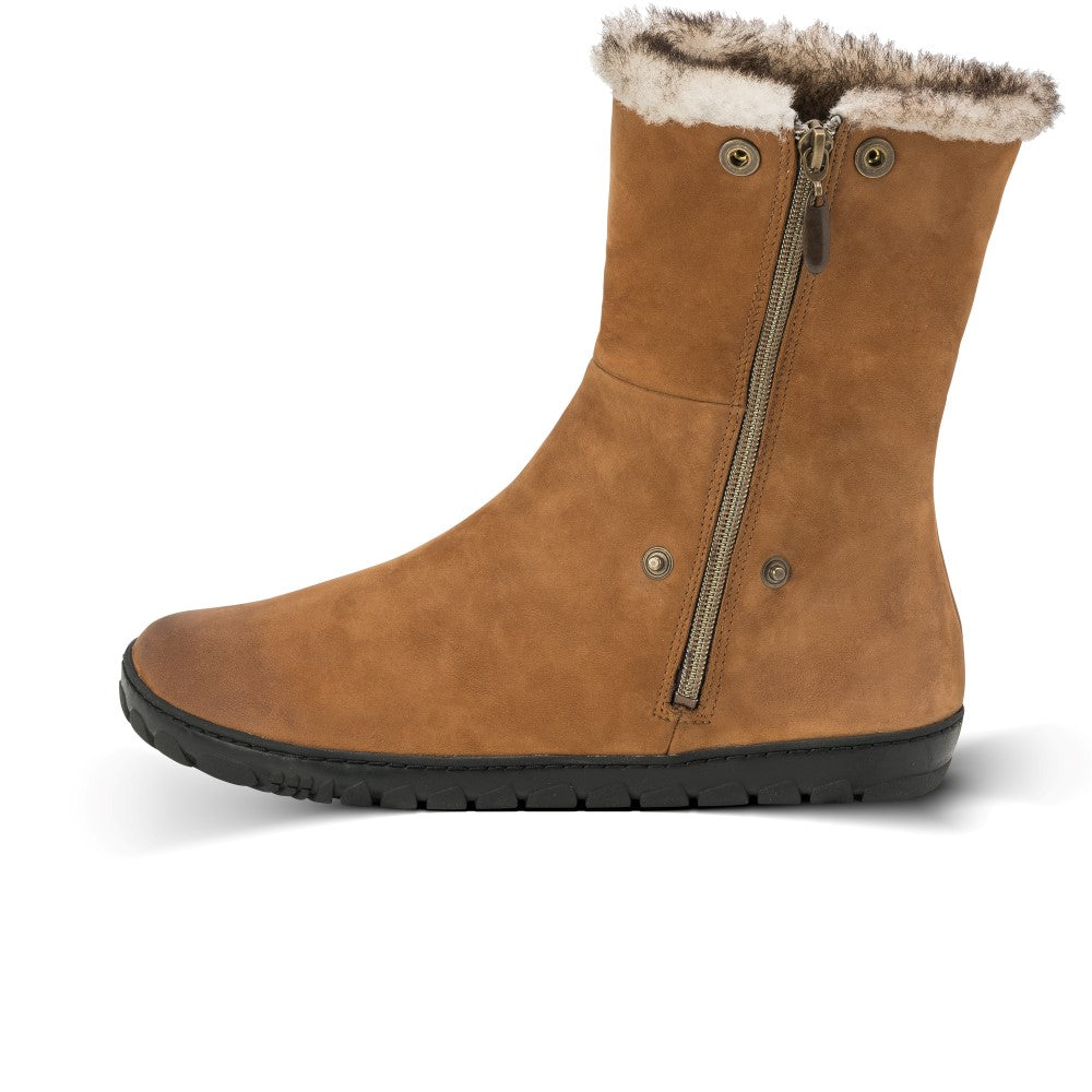 Wir präsentieren den HUQ Brown Winterstiefel von ZAQQ: Dieser Stiefel aus braunem Veloursleder vereint Funktionalität mit Stil. Er verfügt über ein kuscheliges Fellfutter und einen praktischen seitlichen Reißverschluss, ergänzt durch eine robuste schwarze Kautschuksohle. Dekorative Nähte und Metallösen im oberen Bereich verleihen ihm eine elegante Note, während das sichtbare Innenfell an der Öffnung seinen warmen und einladenden Look verstärkt.