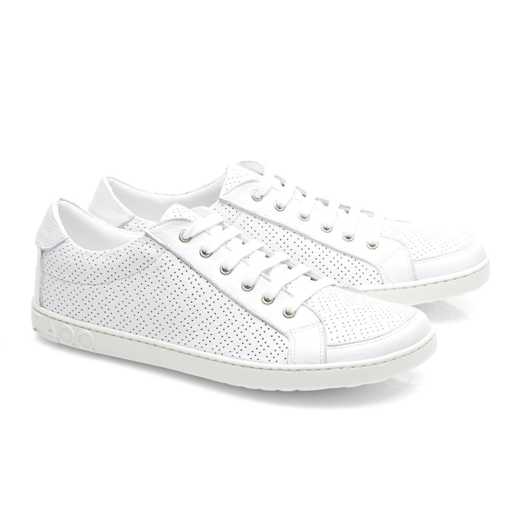 Ein Paar SLOQ White-Sneaker von ZAQQ mit perforiertem Design und weißen Schnürsenkeln, aus leicht erhöhtem Winkel betrachtet. Diese Schuhe bieten einen sauberen, minimalistischen Look und eine flexible Kautschuk-Laufsohle vor einem schlichten weißen Hintergrund.