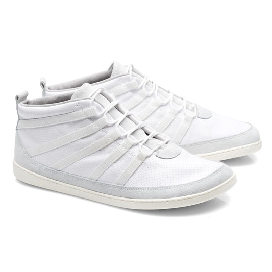 Ein Paar SPARQ Mid White High-Top-Sneakers von ZAQQ mit strukturiertem Design mit horizontalen Riemen und Schnürverschluss vor schlichtem weißen Hintergrund.