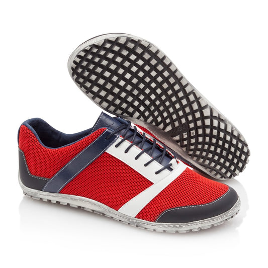 Ein Paar ZARQA Red Running-Sneaker von ZAQQ in Rot und Marineblau mit stilvollen weißen Akzenten. Ein Schuh steht aufrecht und betont sein Mesh- und Lederdesign, während der andere angewinkelt ist, um das einzigartige karierte Sohlenmuster zu präsentieren.